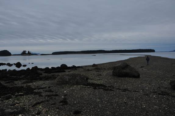 Caminhando por ponte de areia formada na maré baixa em Metlakatla, na área de Prince Rupert, na British Columbia, oeste do Canadá